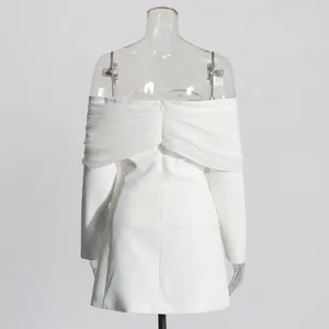 Vista posterior detallada del vestido blazer blanco con hombros descubiertos y malla