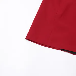 Primer plano del dobladillo de un vestido rojo que muestra costuras precisas y textura