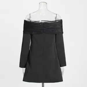 Detalle trasero del elegante blazer negro con hombros descubiertos y malla para mujer.