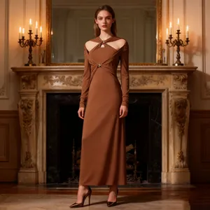 Abito lungo in maglia marrone stile francese con sofisticato dettaglio cut-out