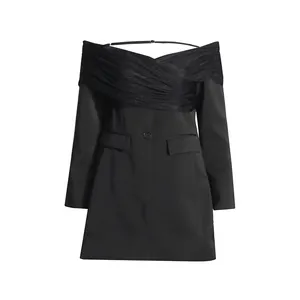 Detalle de blazer negro con hombros descubiertos y elegante escote cruzado de malla