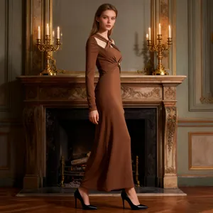Elegante abito lungo in maglia marrone stile francese con intagli in un ambiente classico.