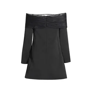 Vista trasera de un blazer negro estilo francés con hombros descubiertos y detalles de malla