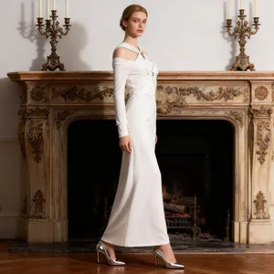 Elegante abito lungo bianco aderente con dettagli traforati sulle spalle da donna
