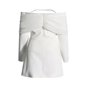 Vista trasera detallada de un vestido blazer blanco con hombros descubiertos y tul