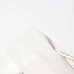 Primer plano de un blazer blanco de estilo francés con elegantes detalles de malla.