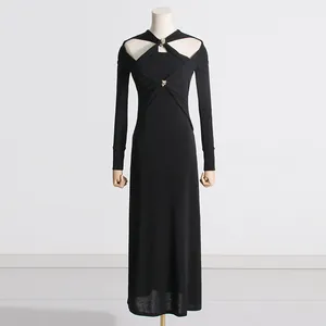 Elegante abito lungo in maglia nera stile francese con dettagli cut-out sul collo.