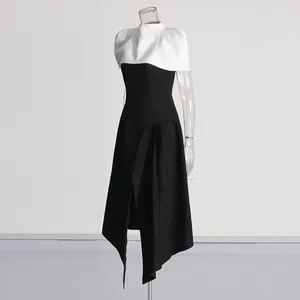 Detailweergave van een tweekleurige Franse jurk met een elegant asymmetrisch zoomontwerp