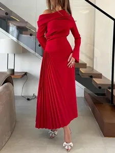 Elegante vestido largo de fiesta rojo asimétrico con hombros descubiertos.
