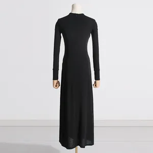 Vista posteriore di un abito lungo nero in maglia minimalista con vestibilità slim