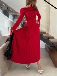 Elegante vestido de noche rojo asimétrico con falda plisada y mangas largas para mujer