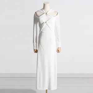 Vista frontale di un abito bianco in maglia a maniche lunghe con eleganti dettagli incrociati.