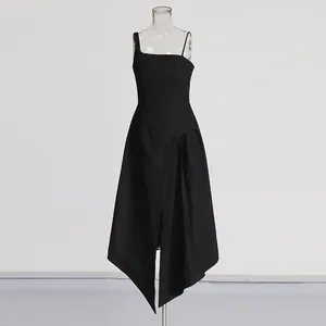 Elegantes schwarzes französisches Trägerkleid mit asymmetrischem Saum für den Sommer