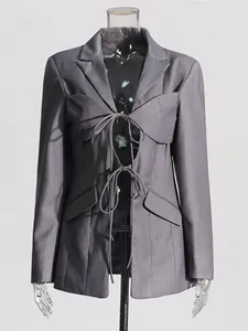 Blazer grigio chic con design cut-out e lacci frontali per un look moderno