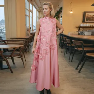Robe trapèze rose sans manches élégante avec appliqués floraux 3D sophistiqués pour femmes.