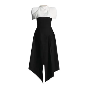 Elegantes schwarz-weißes asymmetrisches Midi-Kleid mit einem plissiertem Rockteil