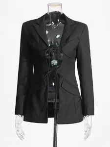 Blazer nero da donna con lacci, design sexy con ritagli e orlo a pieghe irregolare