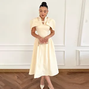 Elegantes cremefarbenes Vintage-Midikleid mit Stehkragen und Cape-Ärmel-Detail.