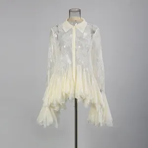 Elegantes cremefarbenes Spitzenkleid mit Knopfleiste und dramatischen Glockenärmeln