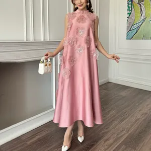 Robe longue rose sans manches élégante avec appliqués floraux 3D et fini satiné
