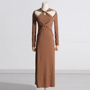 Abito lungo in maglia stile francese marrone con dettaglio cut-out sul petto, elegante