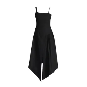 Elegantes schwarzes französisches Trägerkleid für Damen mit asymmetrischem Saum Design
