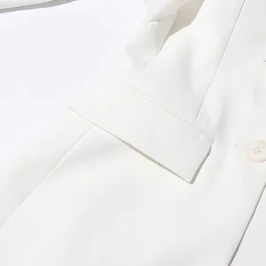 Primer plano de una americana blanca de estilo francés con hombros descubiertos