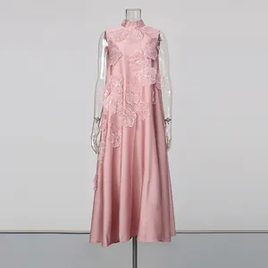 Vue détaillée de la robe longue rose sans manches avec fleurs 3D et silhouette trapèze.