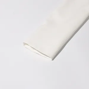 Primer plano de la manga de un blazer blanco de estilo francés con puño minimalista