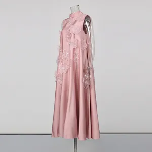 Vue détaillée d'une robe rose sans manches trapèze avec appliques de fleurs 3D