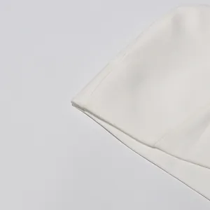 Close-up detail van witte stoftextuur en fijn stiksel op een elegante Franse jurk