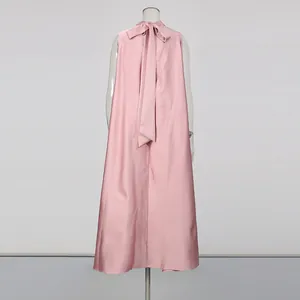 Vue arrière d'une robe longue rose sans manches avec un grand nœud sur un mannequin
