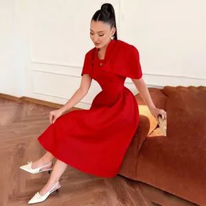Elegantes rotes Retro-Kleid mit Stehkragen und Cape-Ärmeln an sitzendem Modell.