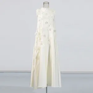 Élégante robe longue blanche sans manches à col montant avec appliques florales en strass 3D
