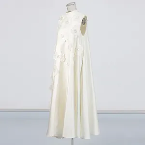 Vue de côté d'une robe longue trapèze blanche sans manches avec appliques florales 3D