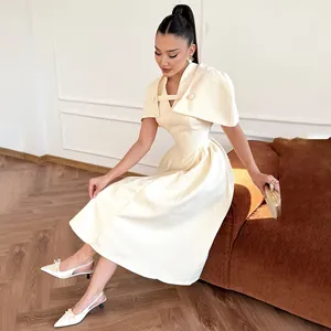 Elegantes Vintage-Midikleid in Creme mit Stehkragen und Cape-Ärmel-Detail