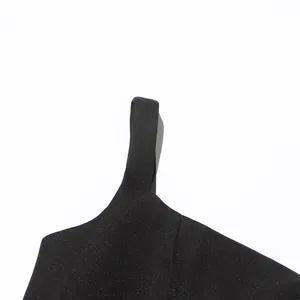 Nahaufnahme des dicken schwarzen Schultergurts eines eleganten Kleides im französischen Stil