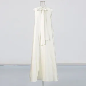 Vue détaillée du dos d'une robe maxi ligne A blanche élégante sans manches avec nœud