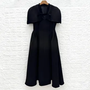 Detailansicht eines eleganten schwarzen Vintage-Kleides mit feinem Stehkragen.
