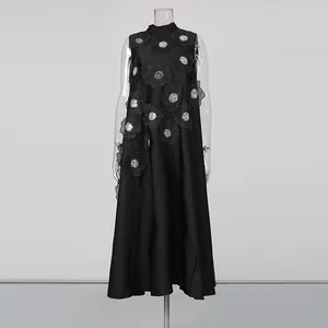 Vue détaillée d'une élégante robe longue noire sans manches avec de fleurs en 3D