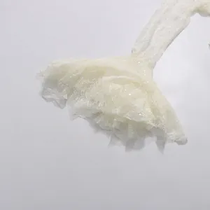 Nahaufnahme von ausgestellten Spitzenärmeln mit Pailletten an cremefarbenem Kleid