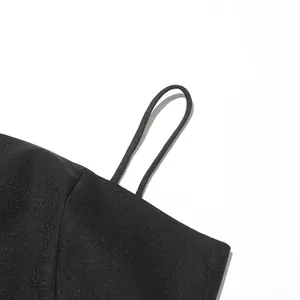 Detailaufnahme eines dünnen Spaghettiträgers an einem schwarzen Kleid im französischen Stil