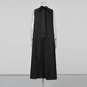 Vue arrière d'une robe longue noire sans manches en coupe A avec un élégant nœud au cou