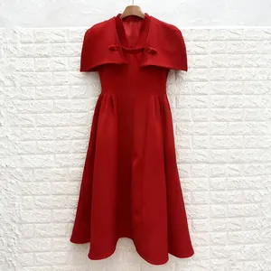 Elegantes rotes Retrokleid mit Stehkragen und einem einzigartigen Cape-Ärmel-Design