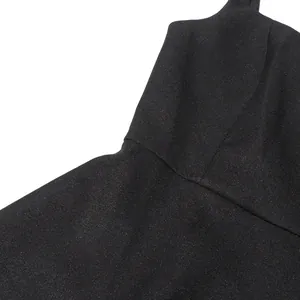 Nahaufnahme zeigt die hochwertige Stofftextur eines schwarzen französischen Trägerkleides.