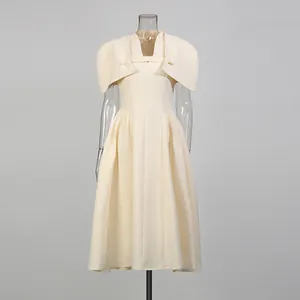 Elegantes cremefarbenes Vintage-Midikleid mit Stehkragen und schicken Cape-Ärmel-Details