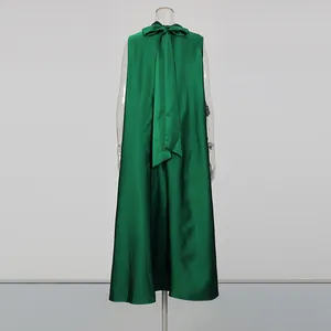 Vue arrière d'une élégante robe trapèze verte sans manches avec un grand nœud au cou