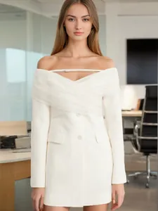 Elegante vestido blazer blanco con hombros descubiertos y detalle cruzado de malla
