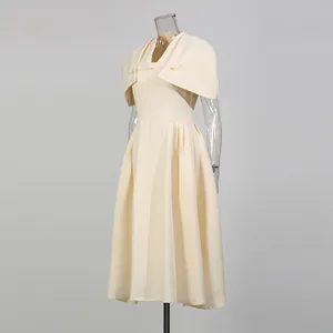 Elegantes elfenbeinfarbenes Vintage-Kleid mit Stehkragen und Cape-Ärmeln.