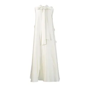 Élégante robe longue blanche sans manches en ligne A avec col à nœud et fleurs 3D